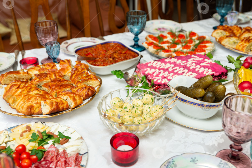 Скачать Праздничный обеденный стол с закусками фотосток Ozero