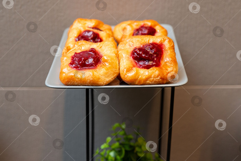 Скачать Выставлена вкуснейшая вишневая выпечка фотосток Ozero
