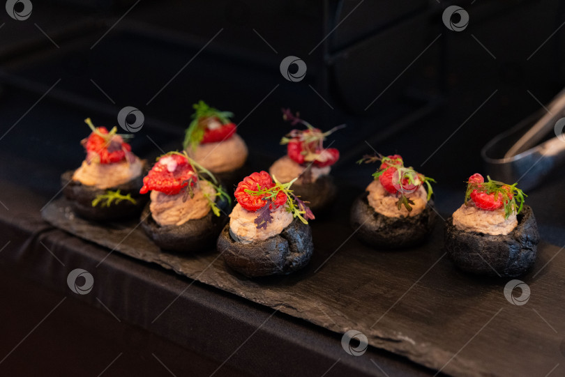Скачать Изысканные закуски на грифельном блюде фотосток Ozero