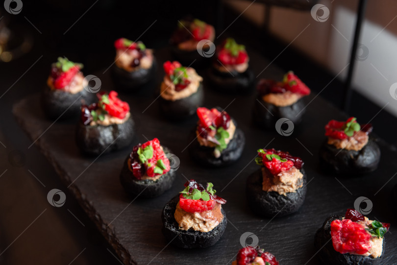 Скачать Изысканные закуски с черными булочками фотосток Ozero