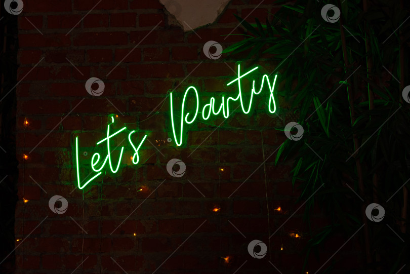 Скачать Неоновая вывеска вечеринки на кирпичной стене фотосток Ozero