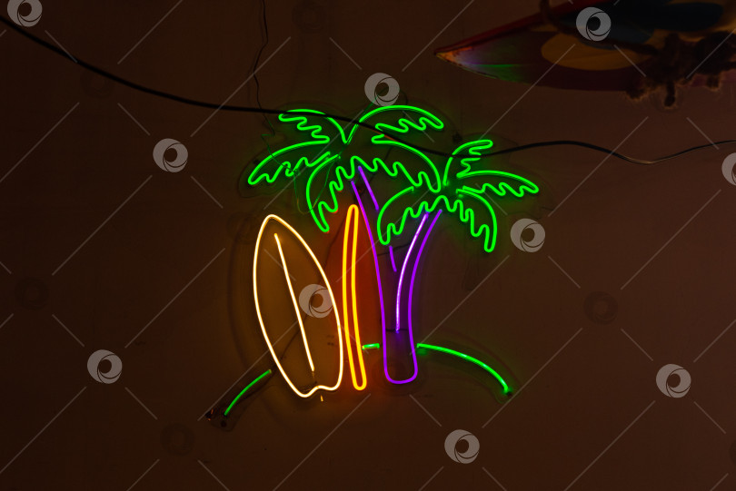 Скачать Неоновые пальмы и вывеска с доской для серфинга фотосток Ozero