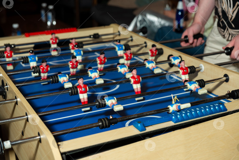 Скачать Увлекательная игра в настольный футбол в помещении фотосток Ozero