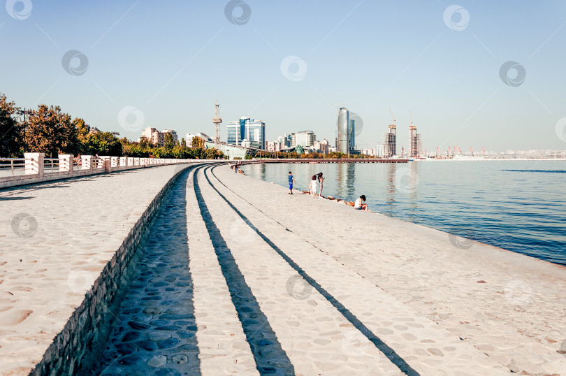 Скачать Баку, Азербайджан, 20 августа 2016 года, летний день, люди прогуливаются по городской набережной фотосток Ozero