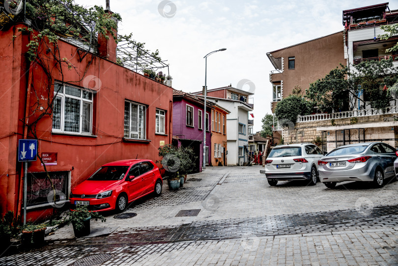 Скачать Стамбул, Турция, 8 мая 2018 года, Пустая городская улица с домами и автомобилями по соседству фотосток Ozero