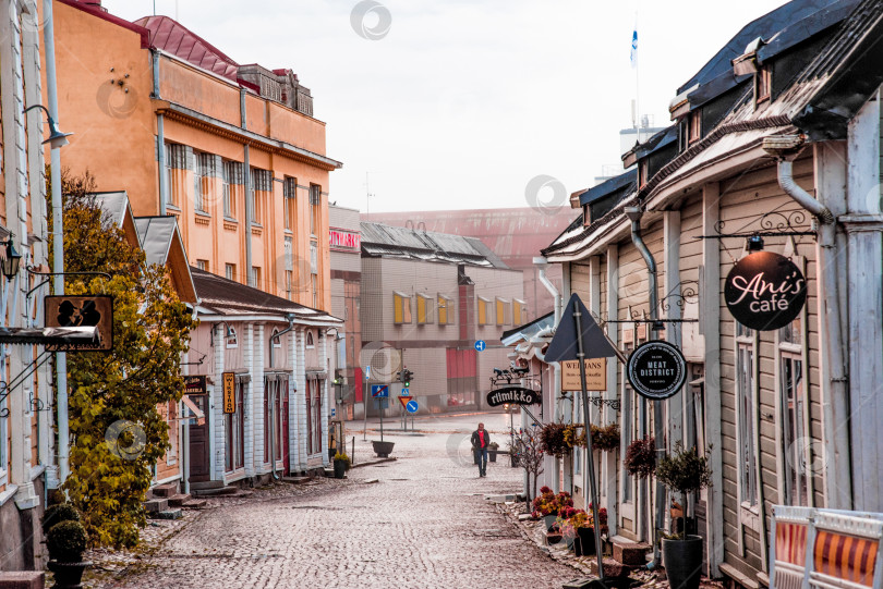 Скачать Порвоо, Финляндия, 12 октября 2019 года, городская улица, пасмурный дождливый день, пустынный город фотосток Ozero