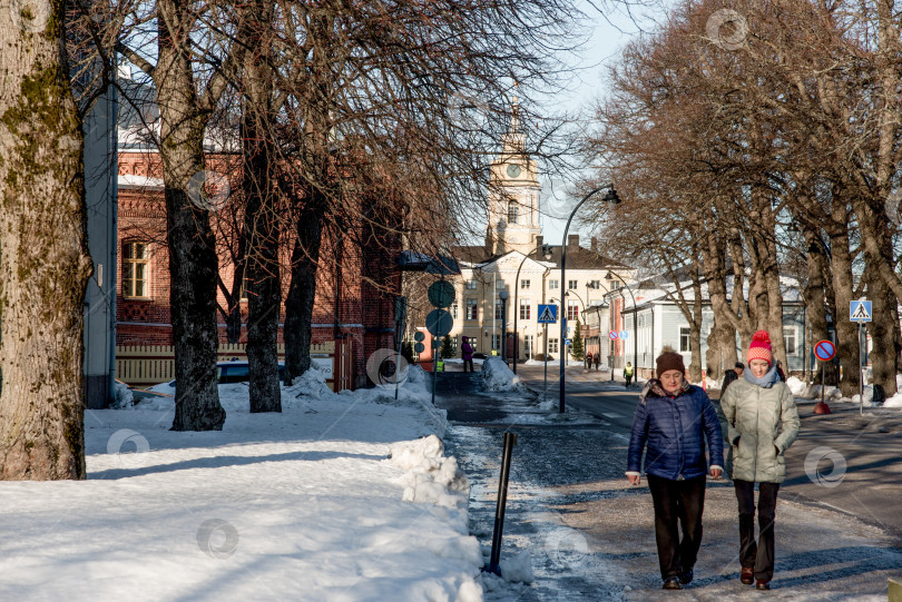 Скачать Котка, Финляндия, 17 февраля 2019 года, городская улица, пасмурный дождливый день, пустынный город фотосток Ozero