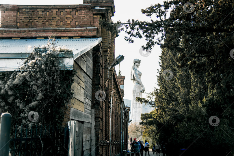 Скачать Тбилиси, Грузия, 12 марта 2019 года, Достопримечательная статуя Матери Картли на холме Сололаки фотосток Ozero