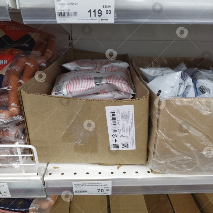 Скачать Отдел молока в магазине "Smart". фотосток Ozero