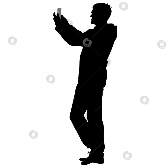 Скачать Силуэты мужчин, делающих селфи со смартфоном на белом фоне. Векторная иллюстрация фотосток Ozero