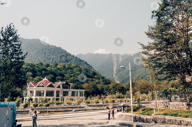 Скачать Туфандаг, Азербайджан, 23 августа 2016 года, Отель и ресторан на горнолыжном курорте лето фотосток Ozero