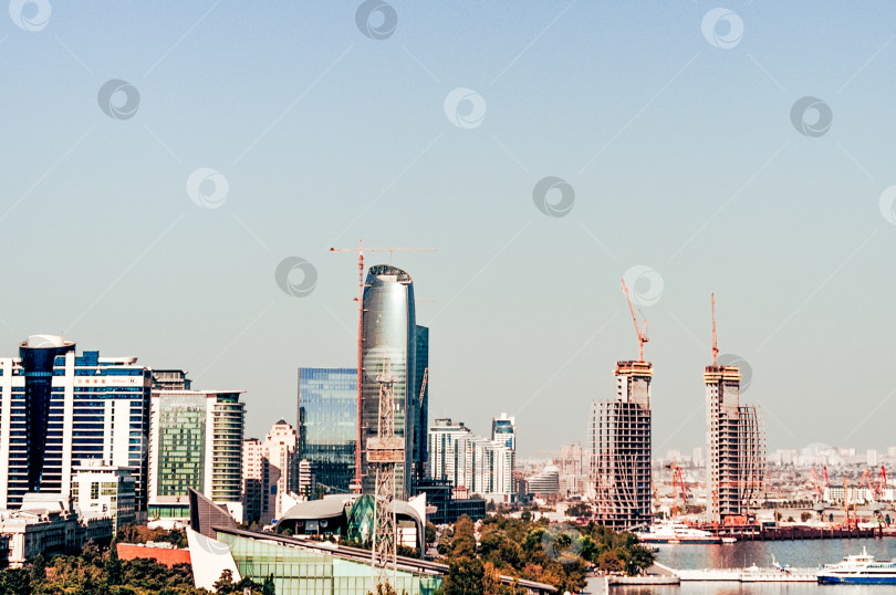 Скачать Баку, Азербайджан, 20 августа 2016 года, Вид на набережную Каспийского моря и здания фотосток Ozero