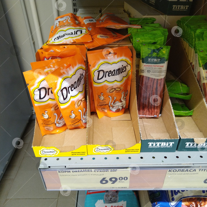 Скачать Отдел лакомства для кошек в магазине "Чижик". фотосток Ozero