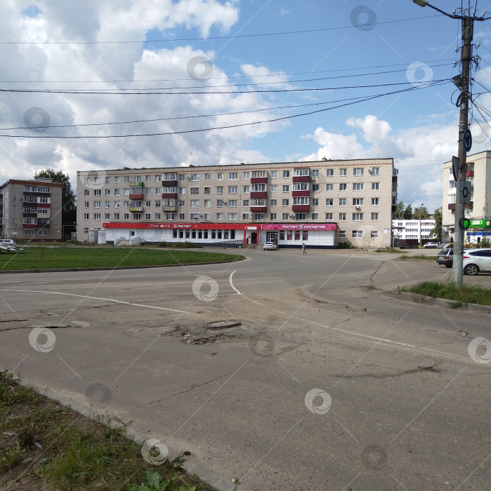 Скачать Пятиэтажный многоквартирный дом и магазины "Магнит". фотосток Ozero