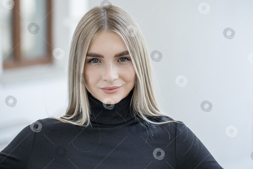 Скачать Портрет молодой привлекательной блондинки-модели крупным планом фотосток Ozero