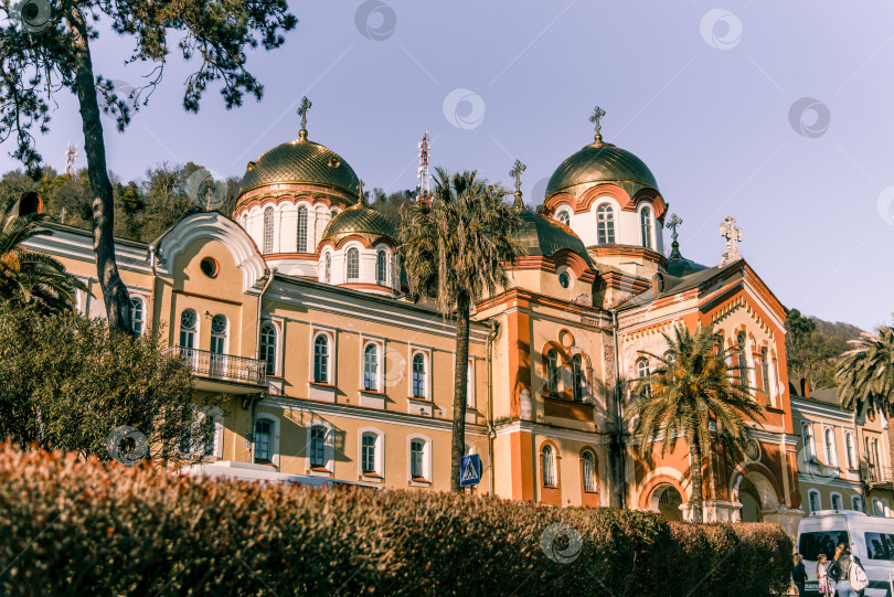 Скачать Новый Афон, Абхазия, 22 марта 2020 года, Новоафонский монастырь в солнечный летний день фотосток Ozero