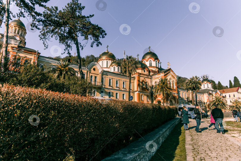 Скачать Новый Афон, Абхазия, 22 марта 2020 года, Новоафонский монастырь в солнечный летний день фотосток Ozero