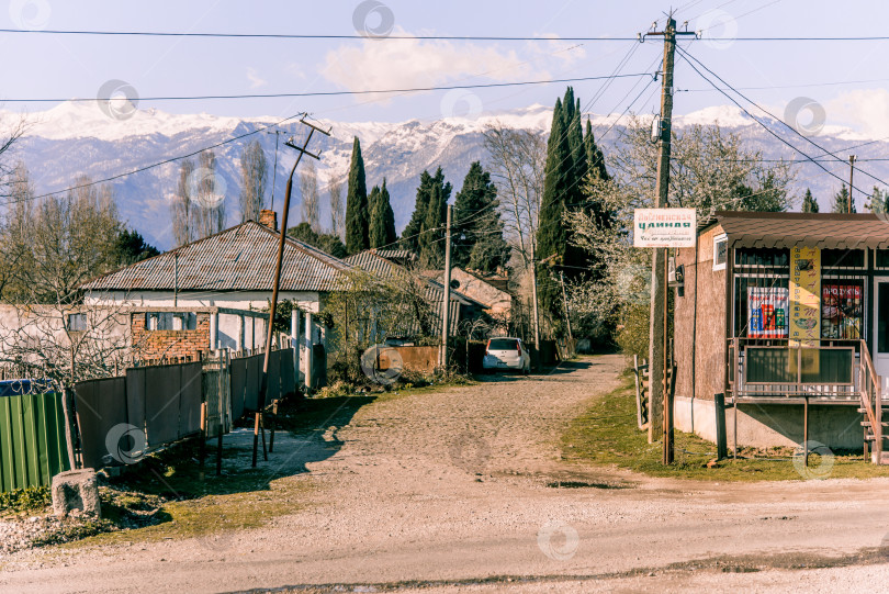 Скачать Сухум, Абхазия, 22 марта 2020 года, улица с небольшим домом и коттеджем в пригороде фотосток Ozero