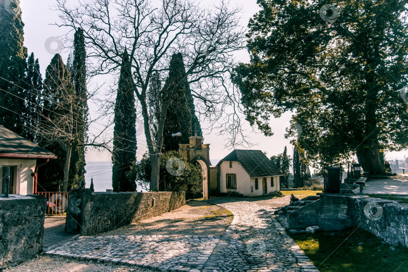 Скачать Сухум, Абхазия, 22 марта 2020 года, улица с небольшим домом и коттеджем в пригороде фотосток Ozero