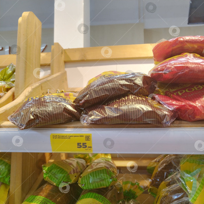 Скачать Отдел хлеба в магазине "Магнит". фотосток Ozero