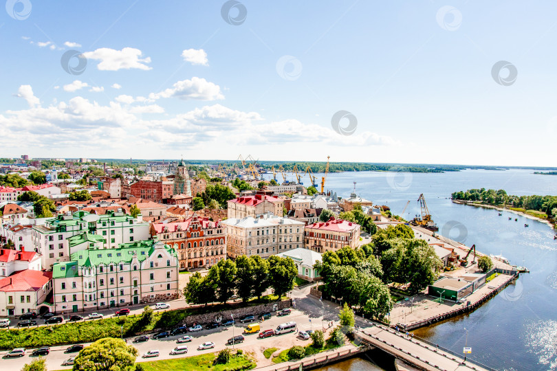 Скачать Выборг, Россия, 8 августа 2015 года, Панорама старой части города в солнечный летний день фотосток Ozero