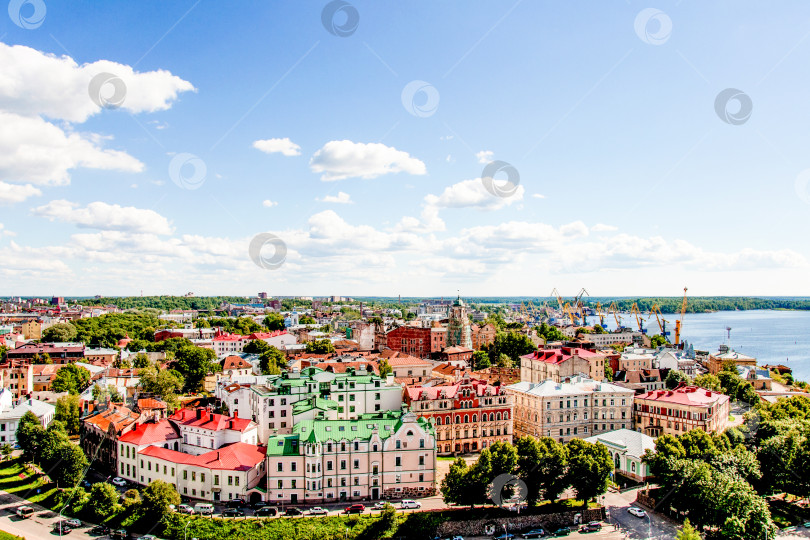 Скачать Выборг, Россия, 8 августа 2015 года, Панорама старой части города в солнечный летний день фотосток Ozero