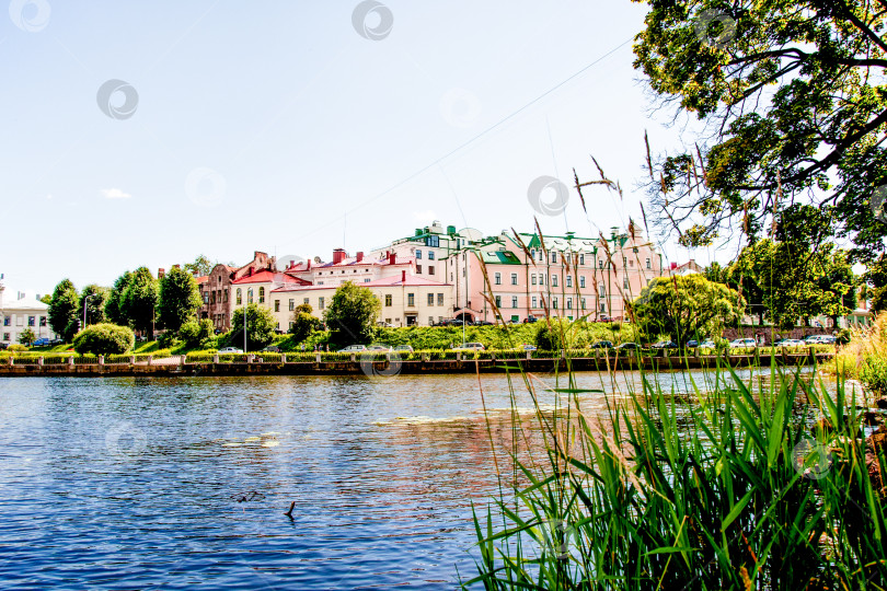 Скачать Выборг, Россия, 8 августа 2015 года, Панорама старой части города в солнечный летний день фотосток Ozero