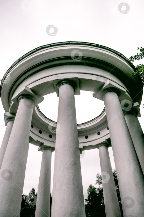 Скачать Старинная белая ротонда исторической архитектуры с колоннами, внешний вид на открытом воздухе фотосток Ozero