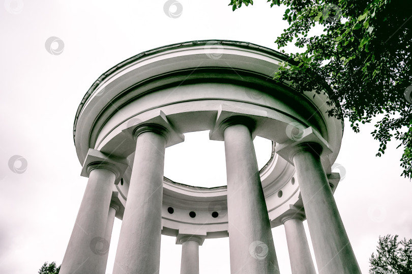 Скачать Старинная белая ротонда исторической архитектуры с колоннами, внешний вид на открытом воздухе фотосток Ozero