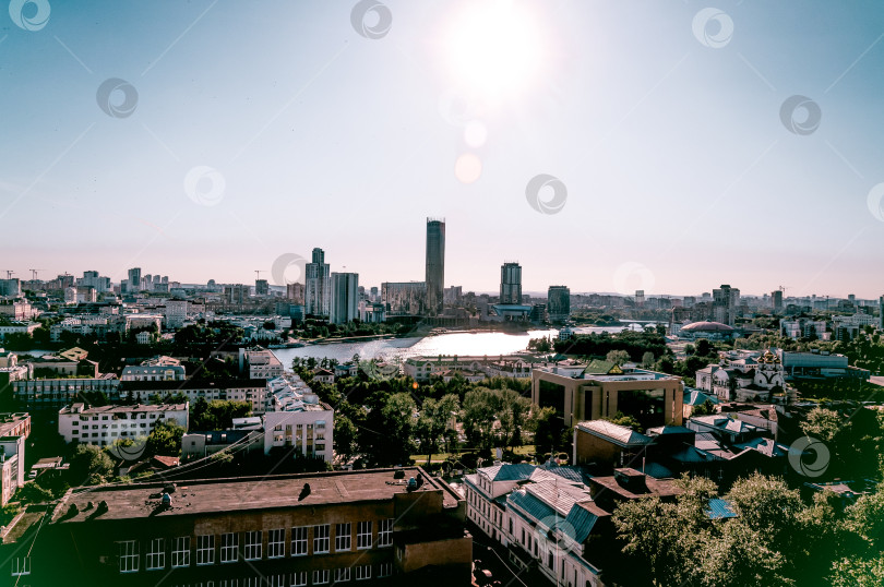 Скачать Екатеринбург, Россия, 2 июля 2015 года, Вид на панораму старой части города солнечным летним днем фотосток Ozero