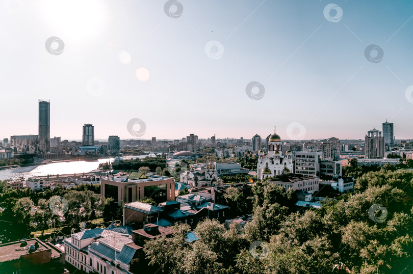 Скачать Екатеринбург, Россия, 2 июля 2015 года, Вид на панораму старой части города солнечным летним днем фотосток Ozero