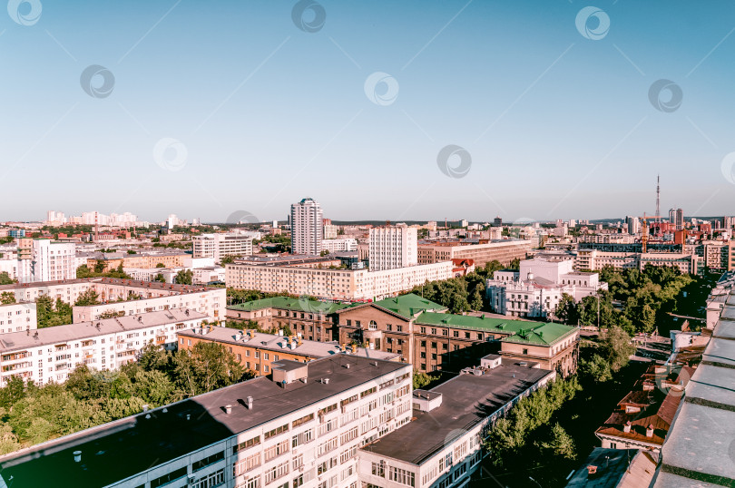 Скачать Екатеринбург, Россия, 2 июля 2015 года, Вид на панораму старой части города солнечным летним днем фотосток Ozero