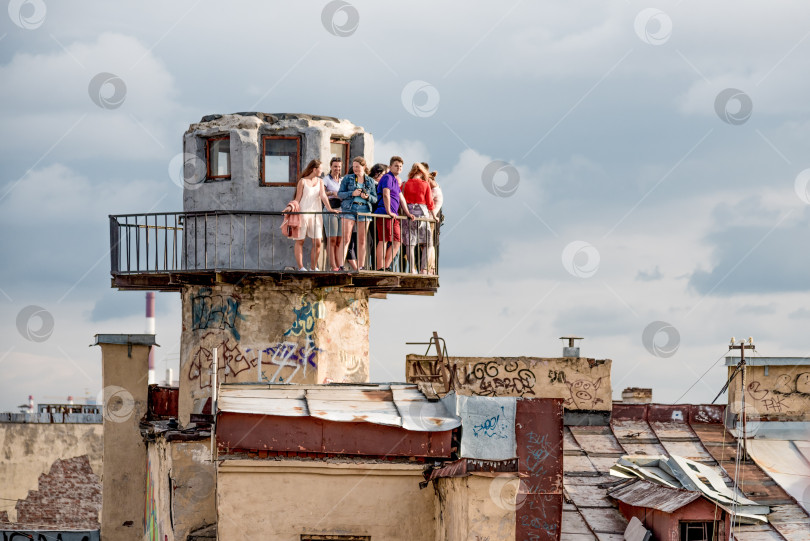 Скачать Санкт-Петербург, Россия, 25 июля 2019 года, Вид на улицу Уайд-авеню и крыши домов фотосток Ozero