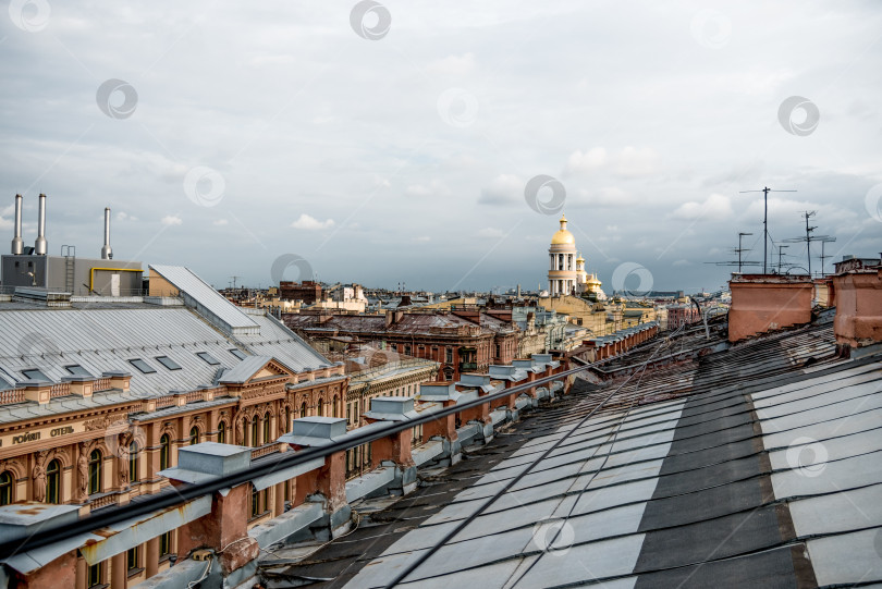 Скачать Санкт-Петербург, Россия, 25 июля 2019 года, Вид на улицу Уайд-авеню и крыши домов фотосток Ozero