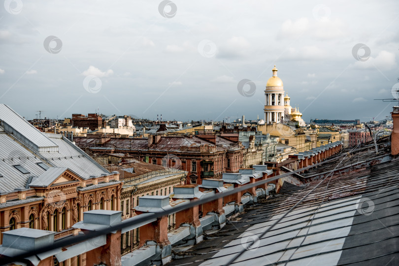 Скачать Санкт-Петербург, Россия, 25 июля 2019 года, Вид на улицу Уайд-авеню и крыши домов фотосток Ozero