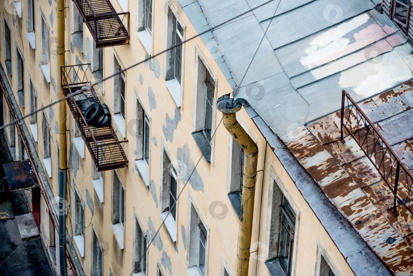 Скачать Санкт-Петербург, Россия, 25 июля 2019 года, Вид на улицу Уайд-авеню и крыши домов фотосток Ozero