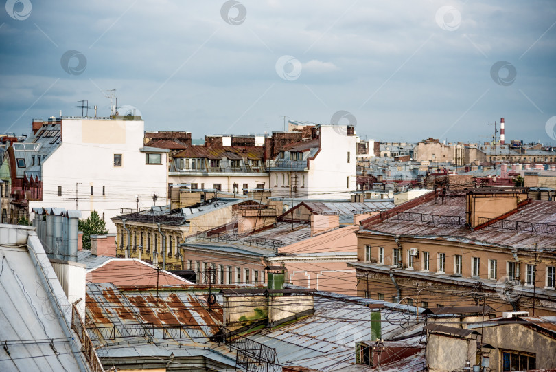 Скачать Санкт-Петербург, Россия, 25 июля 2019 года, Вид на улицу Уайд-авеню и крыши домов фотосток Ozero