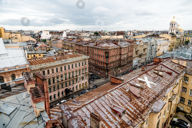 Скачать Санкт-Петербург, Россия, 25 июля 2019 года, Вид на улицу Уайд-авеню и крыши домов фотосток Ozero