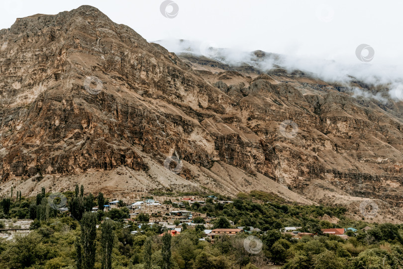 Скачать Небольшая деревня в окрестностях Кавказских гор Дагестана, Россия фотосток Ozero