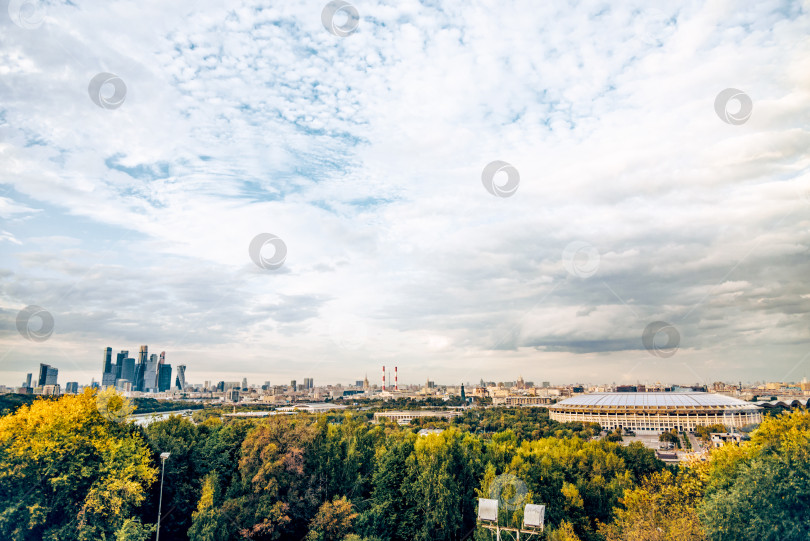 Скачать Москва, Россия, 13 сентября 2019 года, вид на стадион "Лужники" с Воробьевых гор фотосток Ozero
