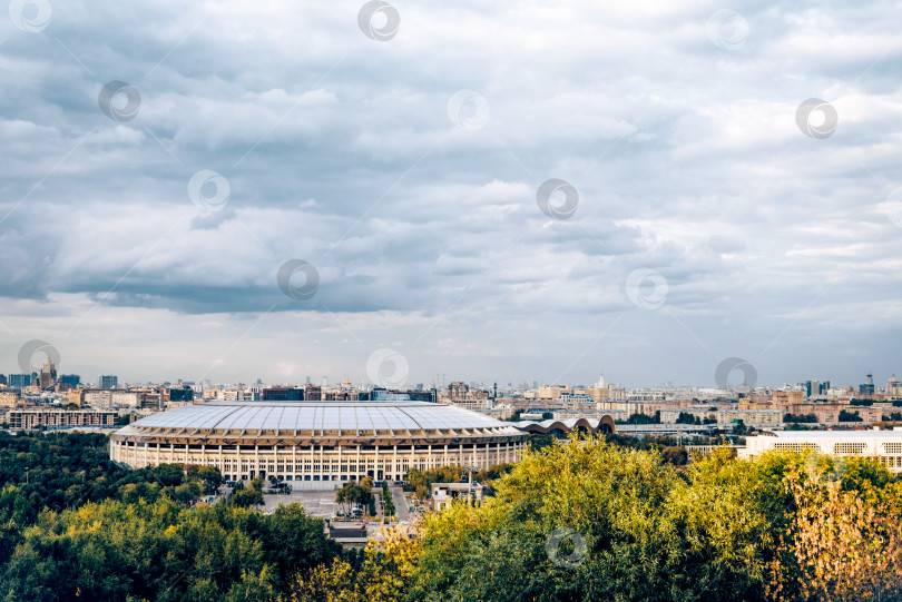 Скачать Москва, Россия, 13 сентября 2019 года, вид на стадион "Лужники" с Воробьевых гор фотосток Ozero