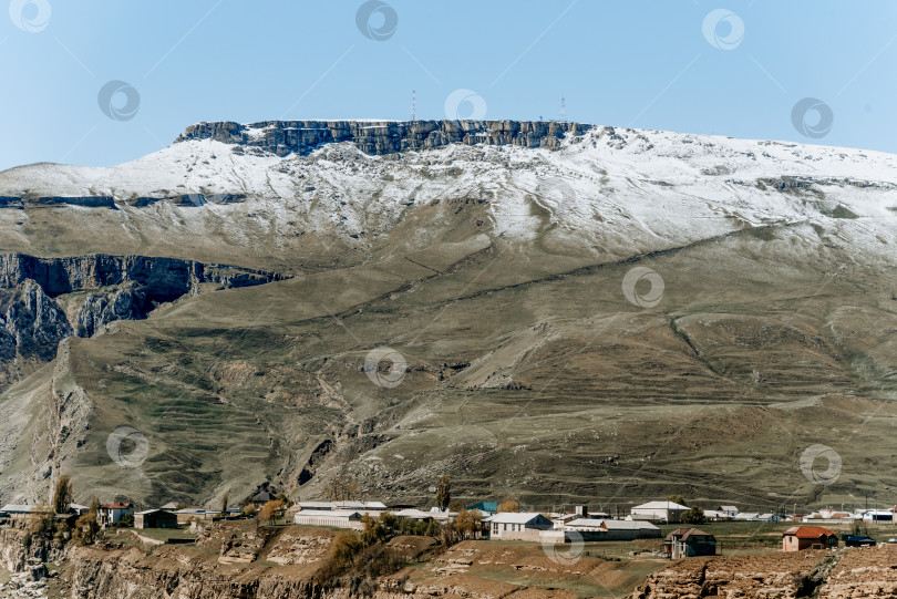 Скачать Небольшая деревня в окрестностях Кавказских гор Дагестана, Россия фотосток Ozero