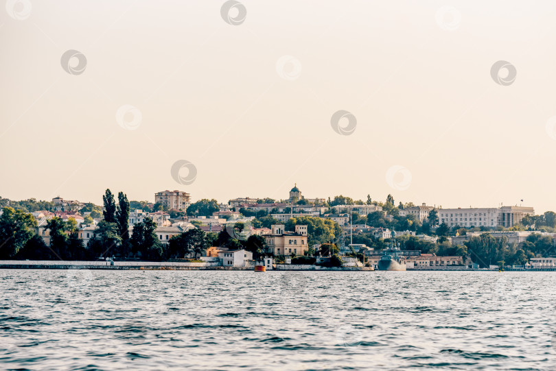 Скачать Севастополь, Крым, 19 июля 2020 года, Вид на панораму старой части города солнечным летним днем фотосток Ozero
