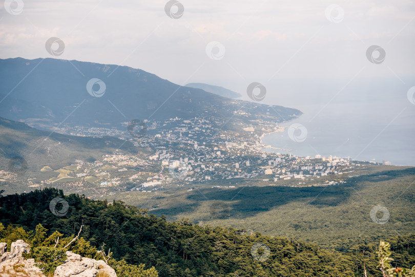 Скачать Ялта, Крым, 22 июля 2020 года, Панорама города и Черного моря с высоты птичьего полета фотосток Ozero