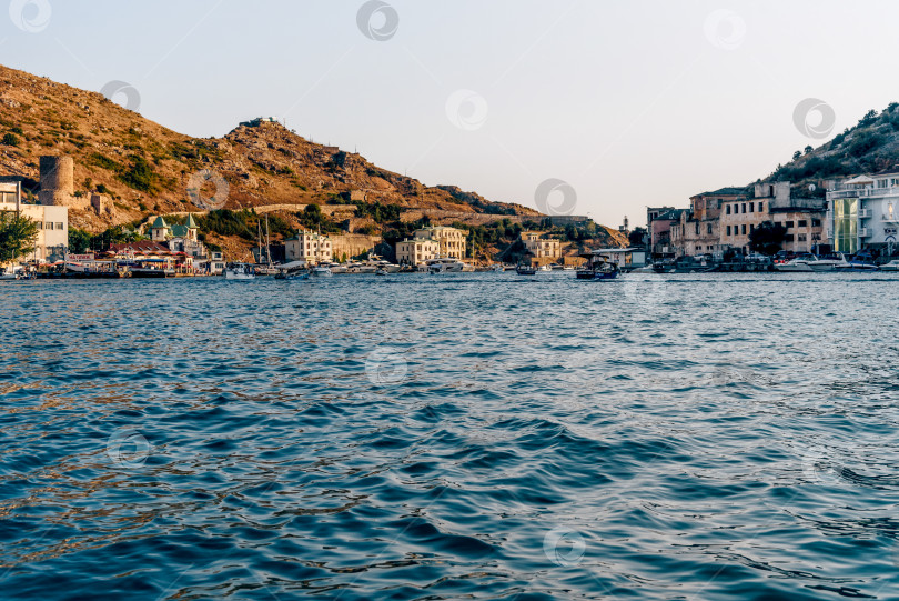 Скачать Балаклава, Крым, 21 июля 2020 года, Вид на панораму старой части города солнечным летним днем фотосток Ozero