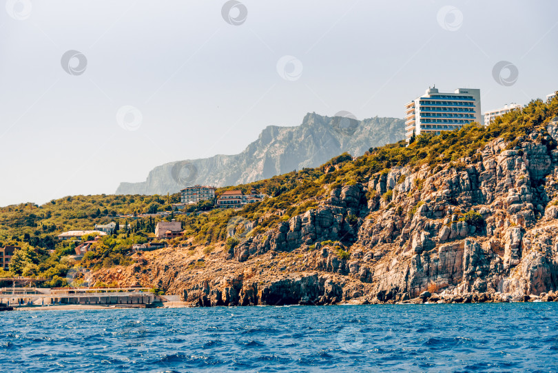 Скачать Ялта, Крым, 6 августа 2020 года, Вид на панораму города с Черного моря фотосток Ozero