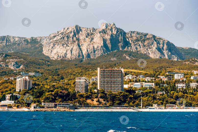 Скачать Ялта, Крым, 6 августа 2020 года, Вид на панораму города с Черного моря фотосток Ozero