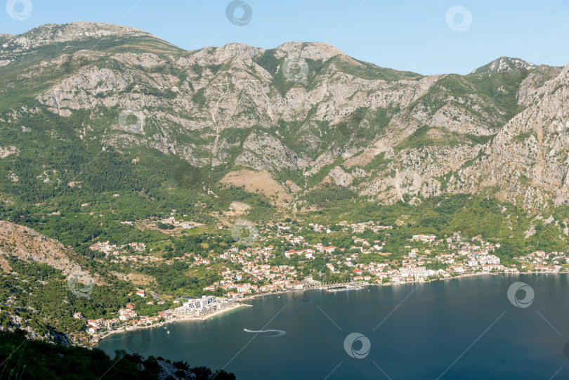 Скачать Вид на город Рисан и Боко-Которский залив на Адриатическом море в пейзаже Черногории фотосток Ozero
