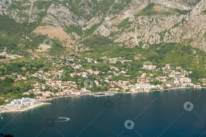 Скачать Вид на город Рисан и Боко-Которский залив на Адриатическом море в пейзаже Черногории фотосток Ozero
