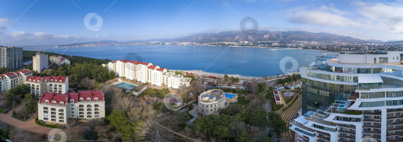 Скачать Геленджик, Россия - 28.12.2019: Панорама курорта Геленджик. Геленджикская бухта и Кавказские горы. фотосток Ozero